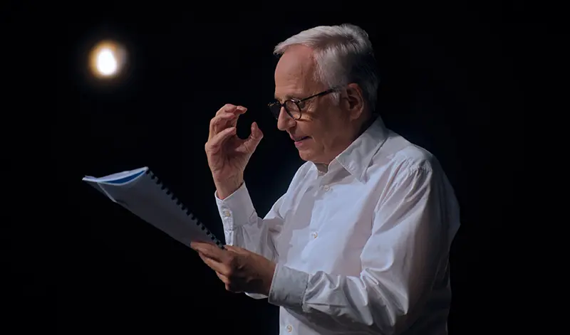 Robert Zucchini lit un texte sur scène